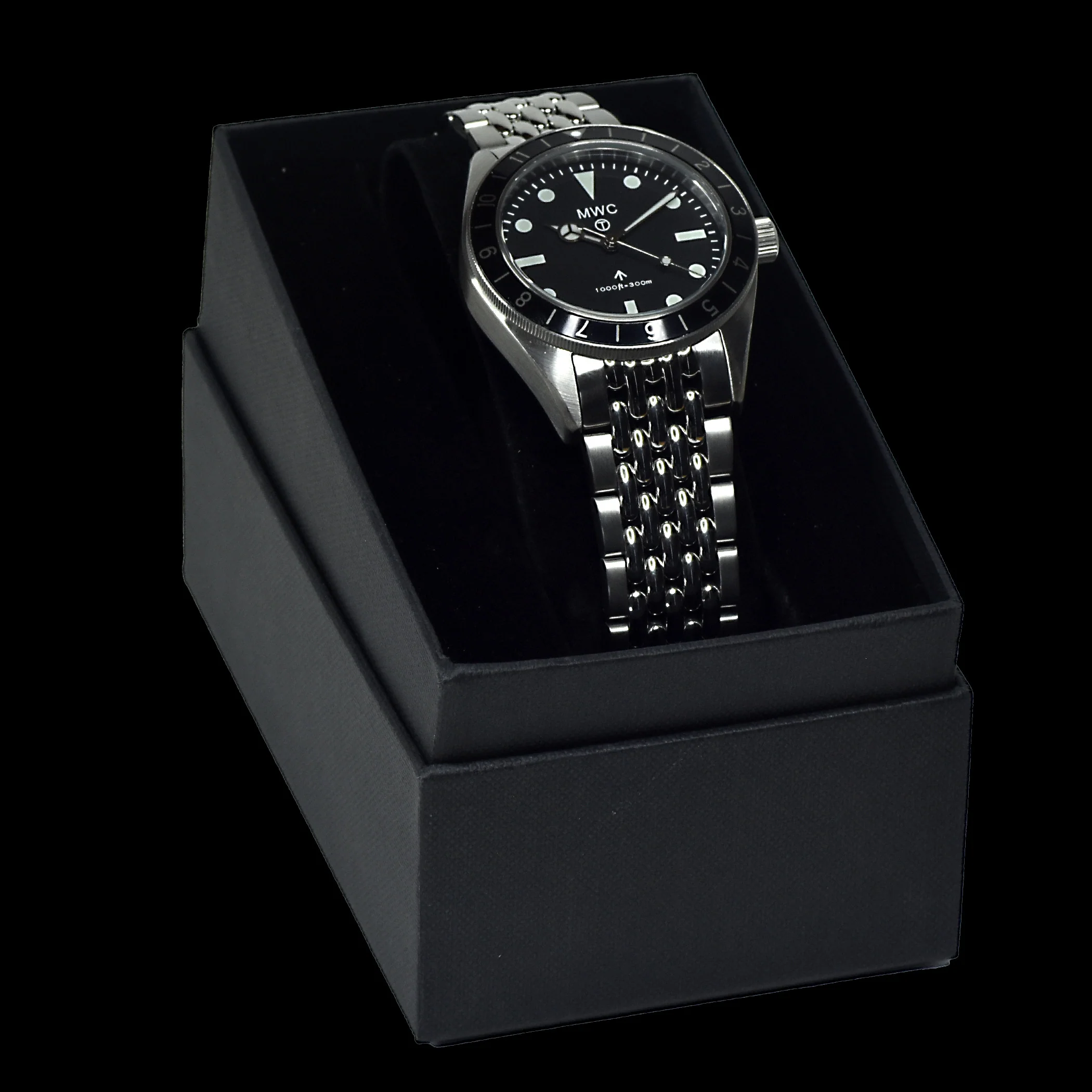 MWC Classic 1960s Pattern Dual Time Zone Divers Watch with Luminova Paint and a Hybrid Mechanical/Quartz Movement on Matching Bracelet - Image 5