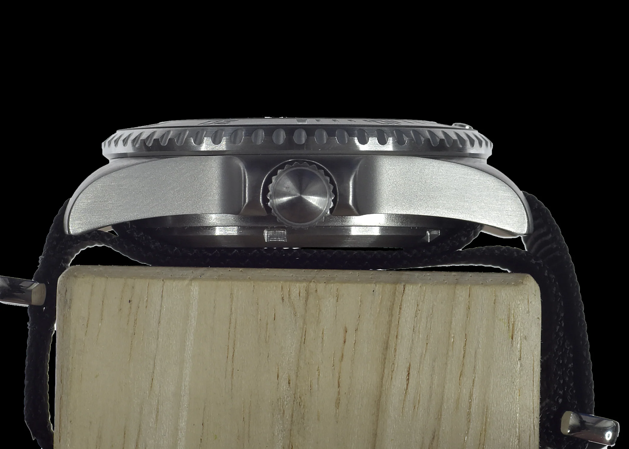 MWC 24 Jewel 300m Automatic Military Divers Watch with Tritium GTLS Tubes for Enhanced Nighttime Performance - Image 4