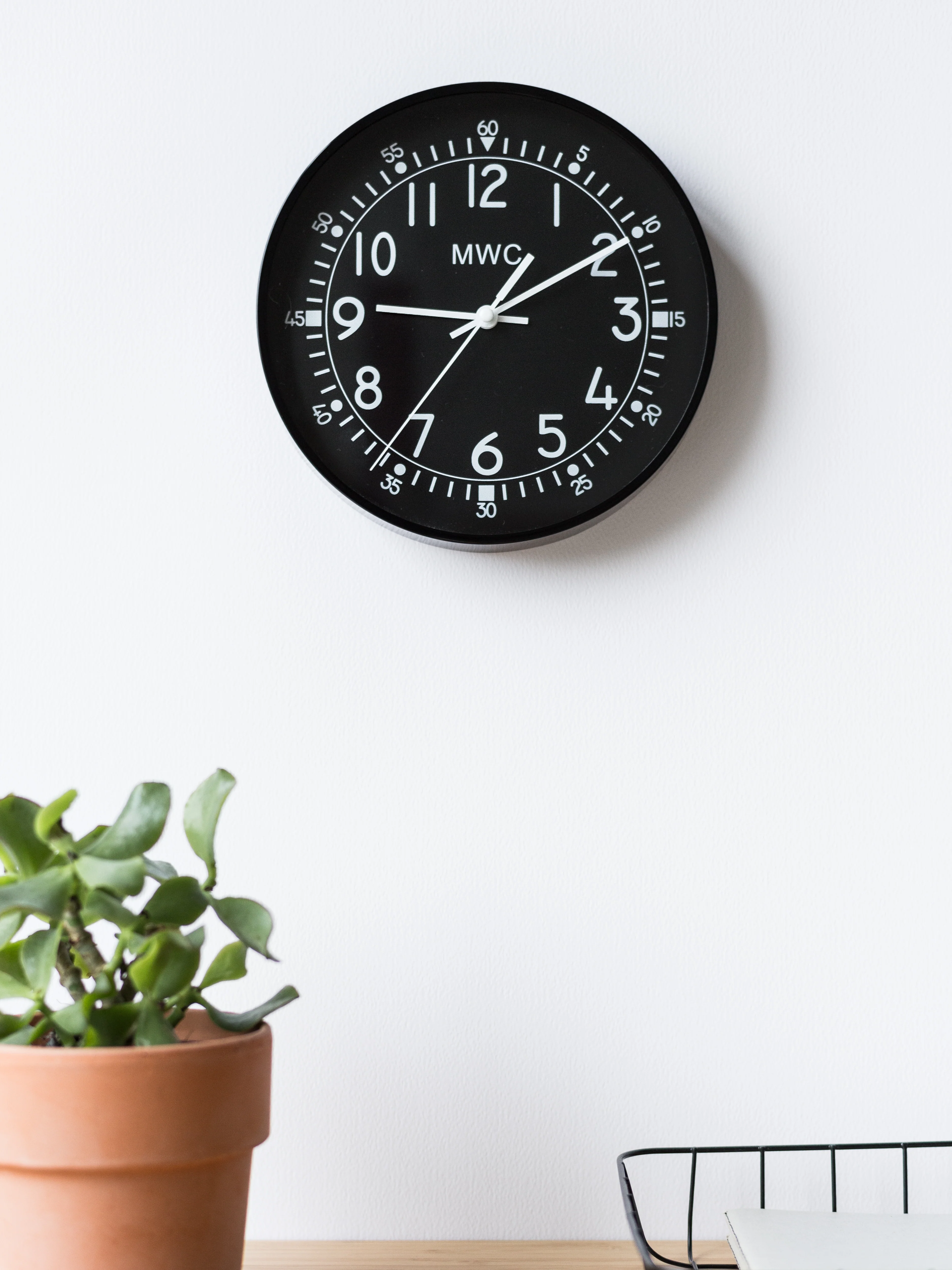 MWC US 1940s/50s Pattern Retro Military Wall Clock with Silent Quartz Movement and Sweep Second Hand (Size 22.5 cm / approx 9") - Image 5