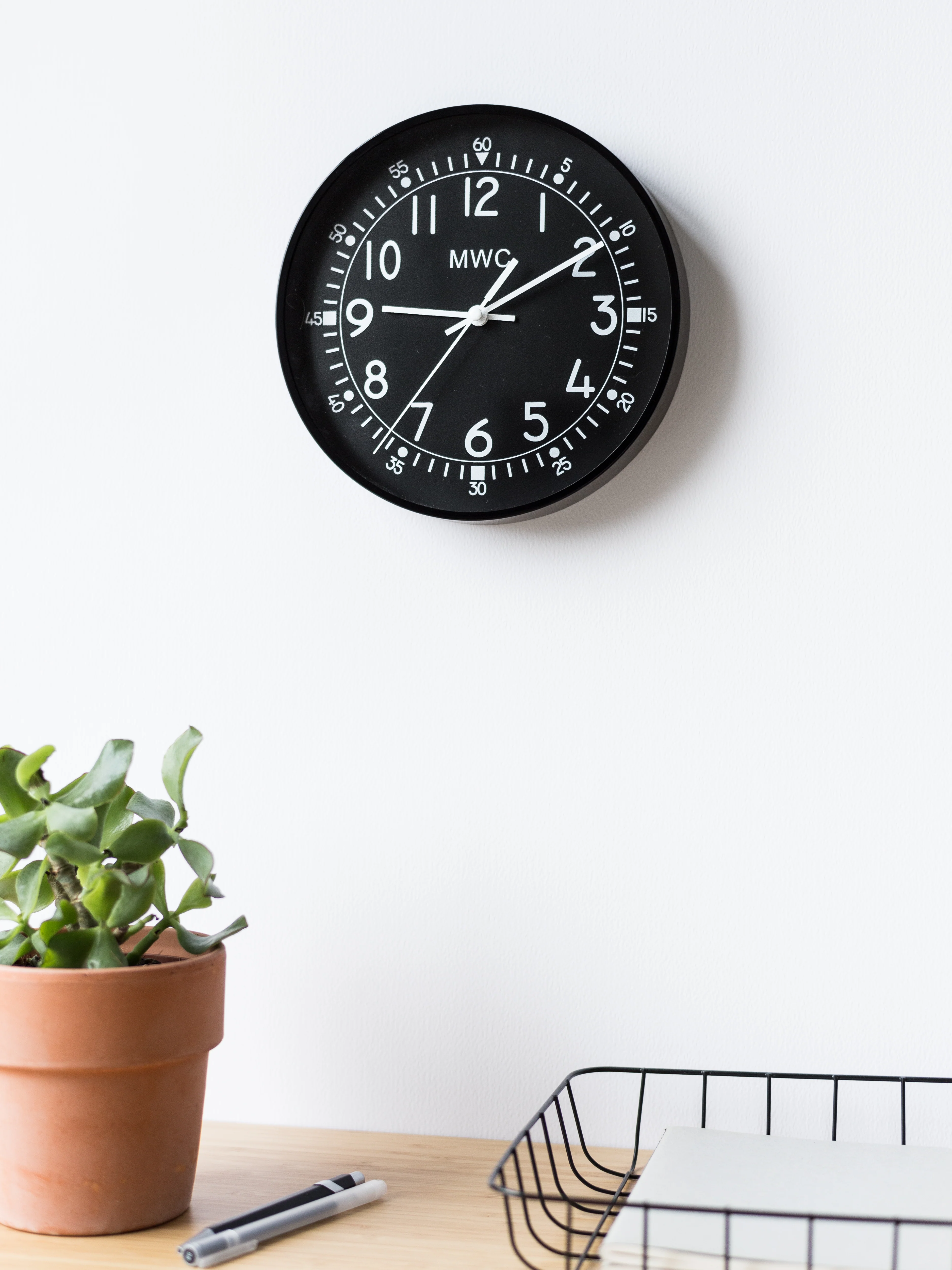 MWC US 1940s/50s Pattern Retro Military Wall Clock with Silent Quartz Movement and Sweep Second Hand (Size 22.5 cm / approx 9") - Image 6